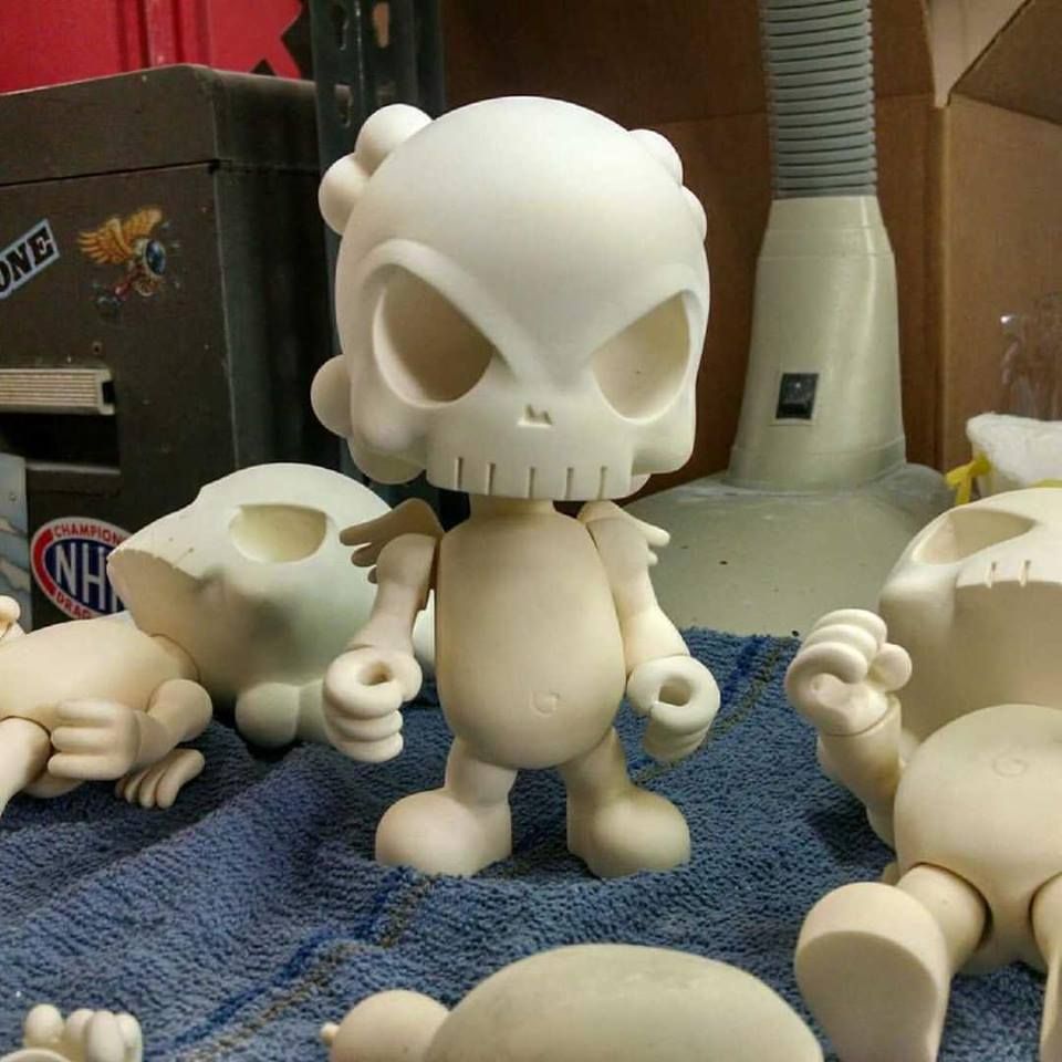 Huck Gee shows off an assembled “The Blank” DIY figure! Designer Toy